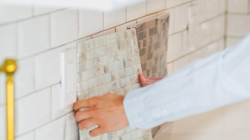 Montaj faianță pe perete — cât costă montajul de gresie și faianță