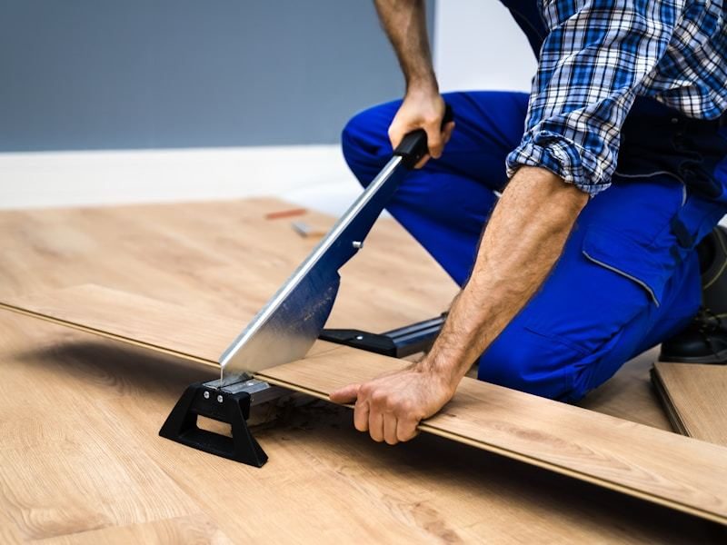 Montaj parchet laminat cu unelte profesionale