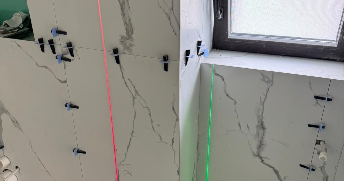 Montaj plăci de format mare cu clipsuri de nivelare și laser în cruce