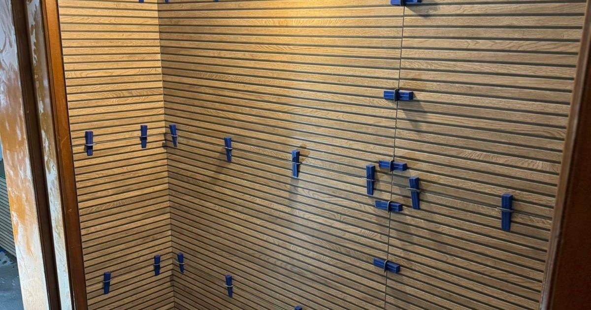 Placare de baie în execuție — etapele unei renovări complete