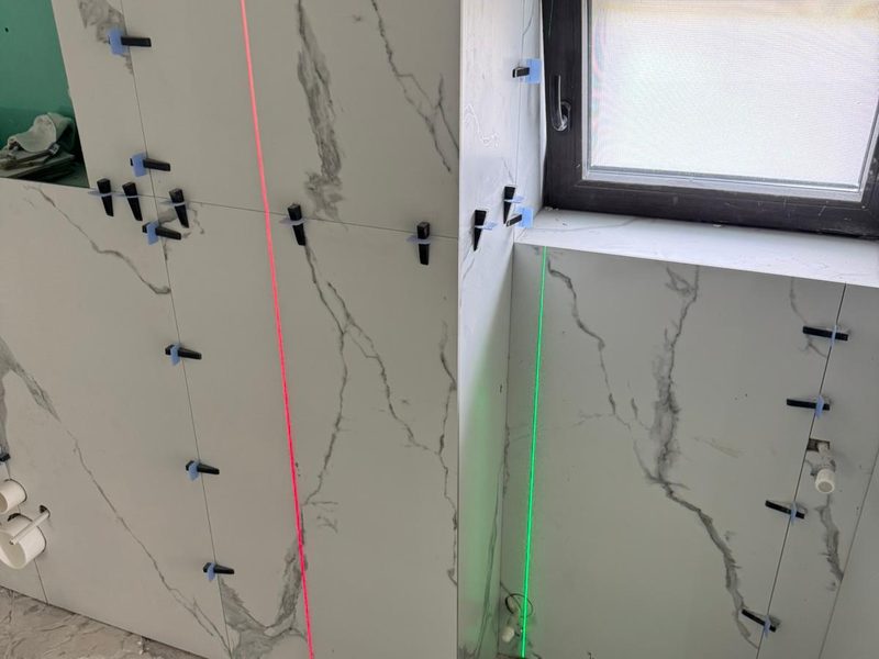 Montaj plăci de format mare cu clipsuri de nivelare și laser în cruce, pe adeziv aplicat cu gletieră dințată