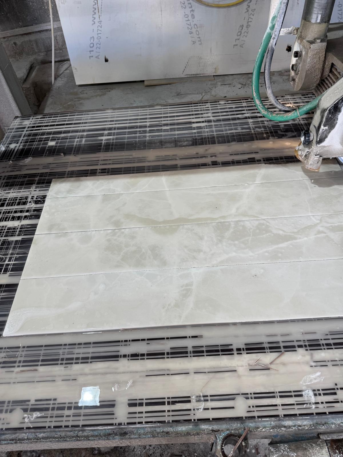 Plăci de onyx pregătite pentru montaj în atelier – Eugen Arginta