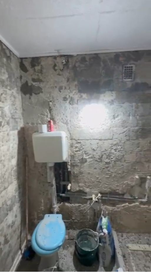 Baie în timpul renovării, cu pereții decopertați – clientul Florin C., Eugen Arginta