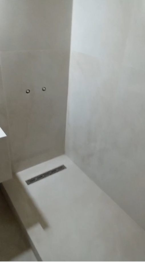 Cabină de duș walk-in cu rigolă liniară și placare efect marmură la clientul Florin C. – lucrare realizată de Eugen Arginta