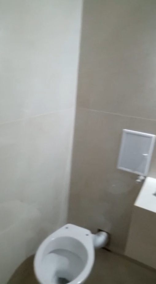 Baie finalizată cu faianță efect marmură mat și rezervor încastrat la clientul Florin C. – lucrare realizată de Eugen Arginta