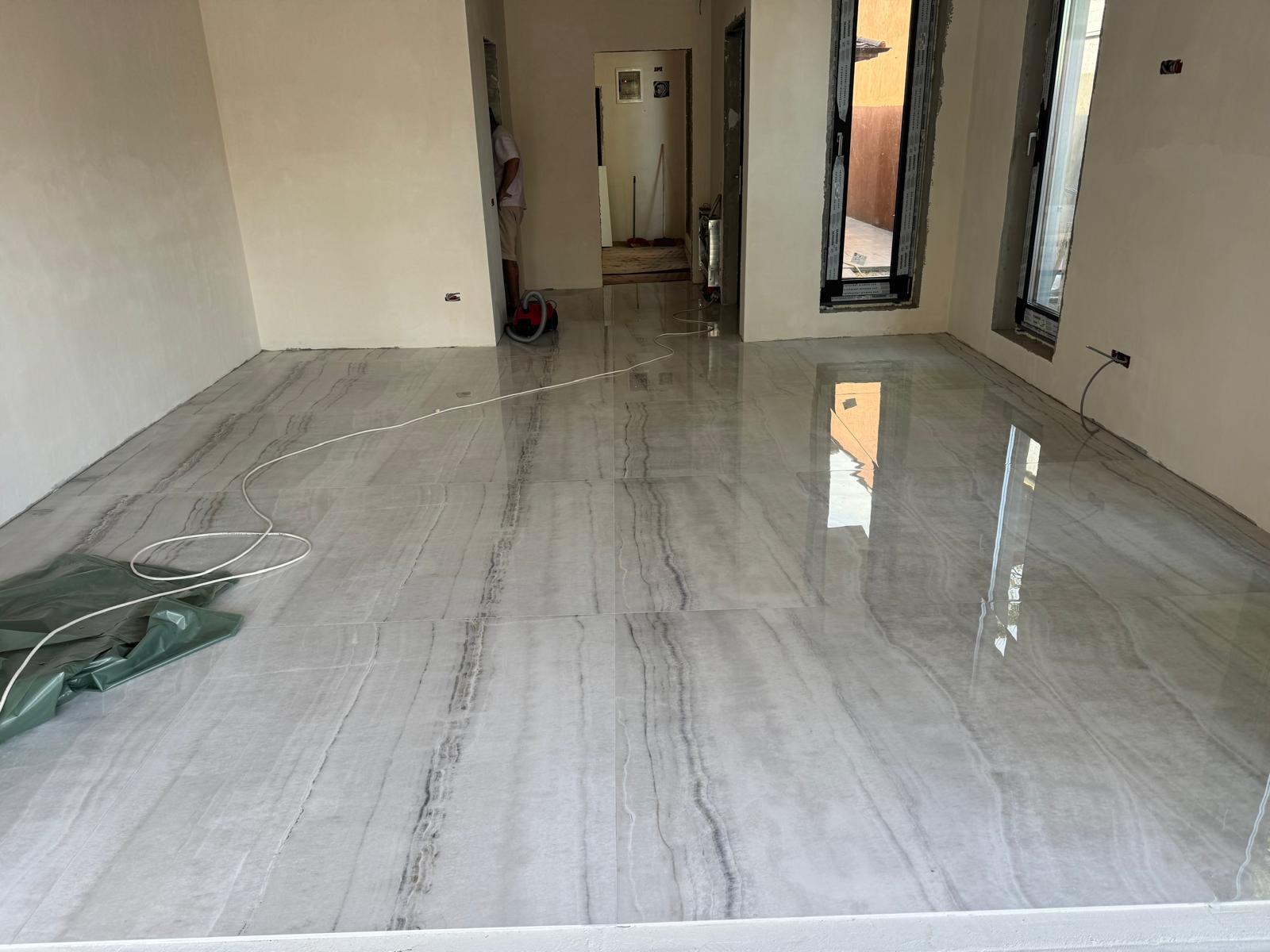 Montaj gresie format mare efect marmură – living finalizat, lucrare realizată de Eugen Arginta