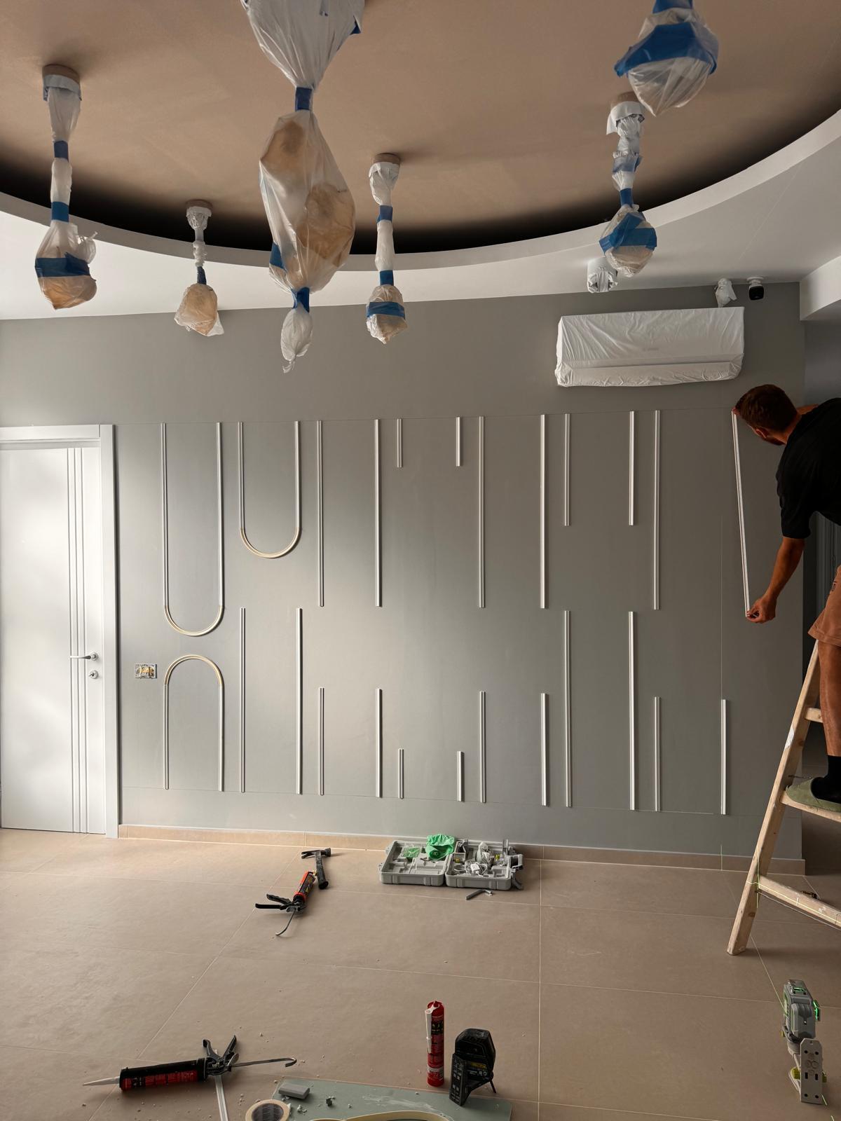 Montaj perete decorativ cu baghete și inserții aurii – lucrare în desfășurare, Eugen Arginta