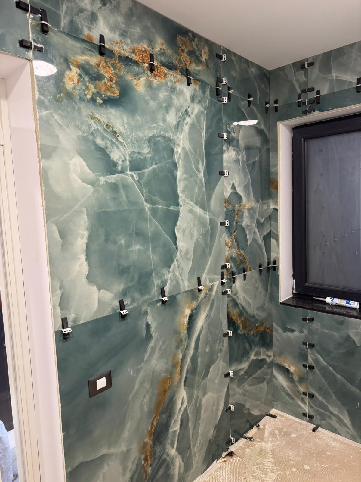 Placare baie cu gresie efect onyx verde – lucrare realizată de Eugen Arginta