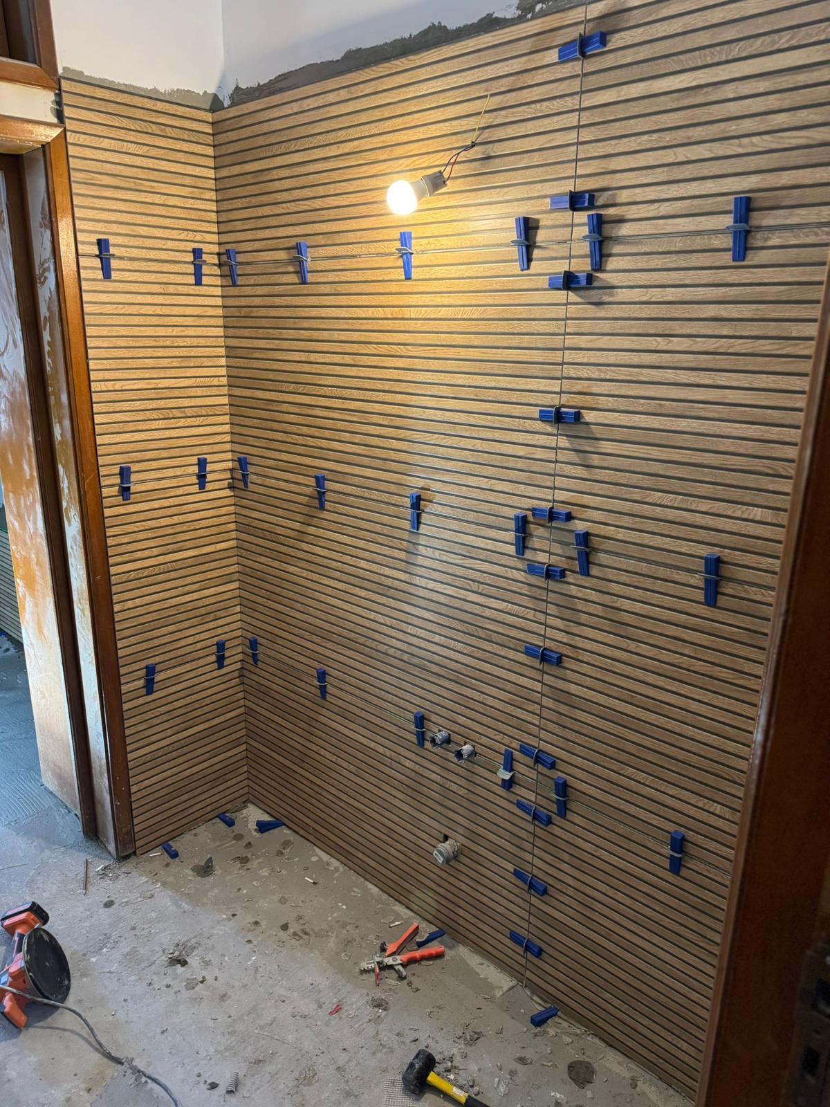 Placare perete cu faianță efect lemn riflat – lucrare realizată de Eugen Arginta
