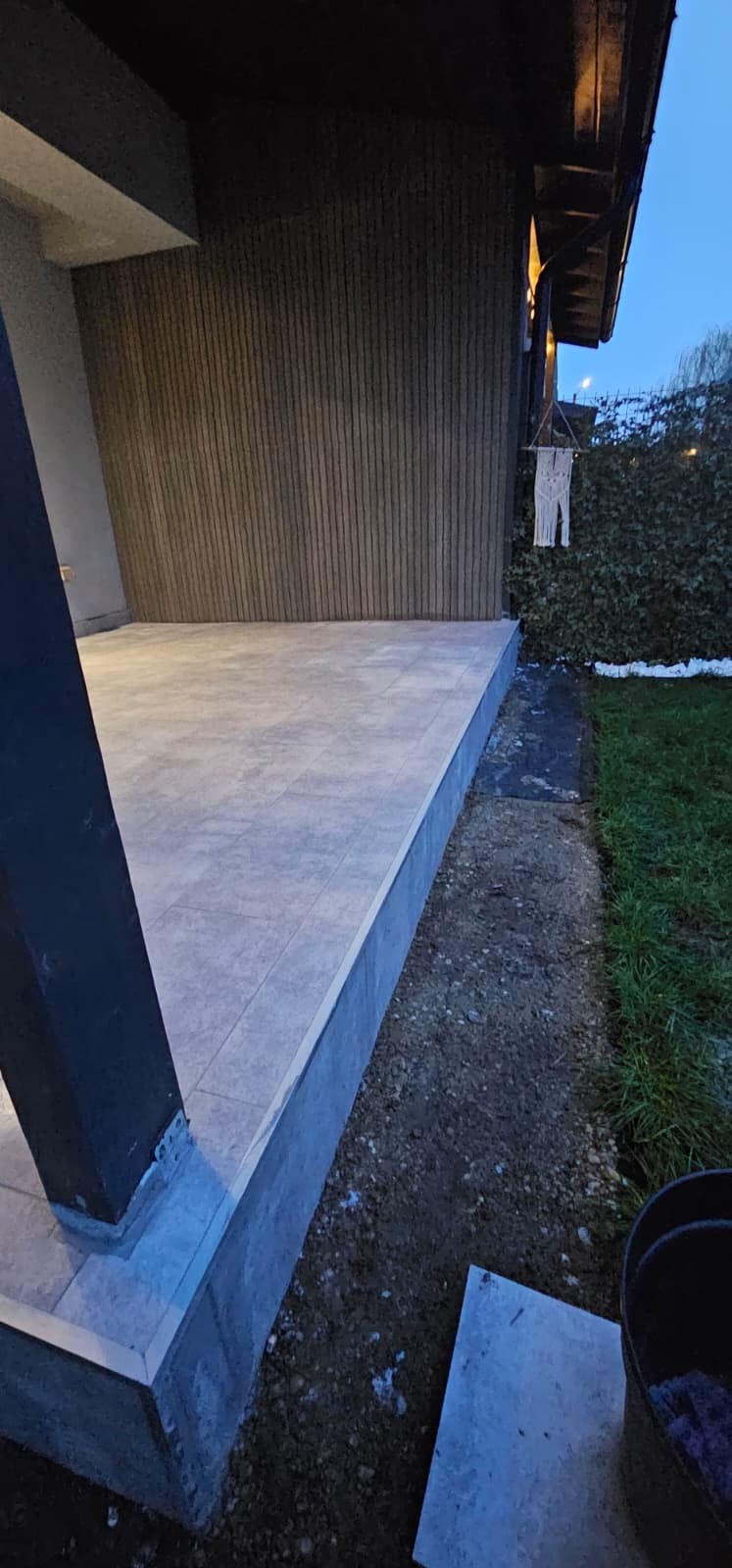 Montaj terasă gresie la clientul Gabriel – lucrare finalizată, detaliu margine, București