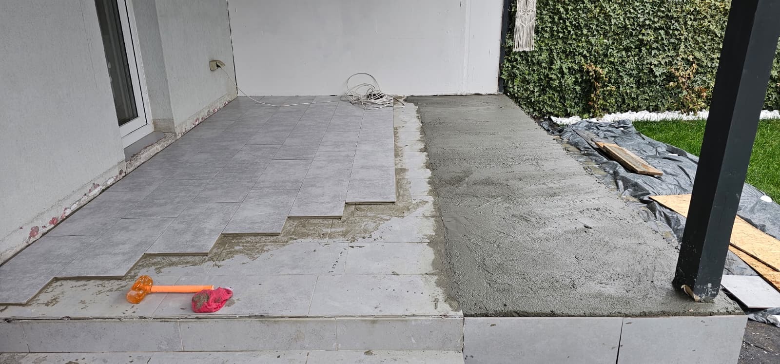 Montaj terasă gresie la clientul Gabriel – lucrare în desfășurare, București